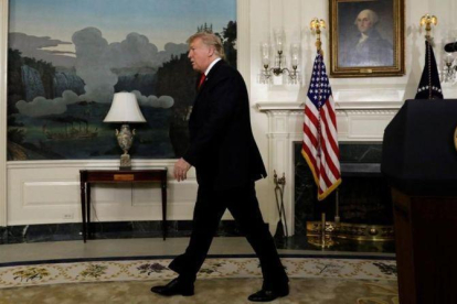 Donald Trump abandona la tribuna, tras pronunciar su mensaje a la nación, el 19 de enero del 2019 en la Casa Blanca.-REUTERS / YURI GRIPAS