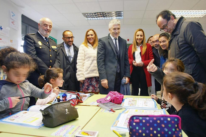 El ministro visitó la localidad de Berlanga de Duero y ofreció una charla sobre Constitución en el CRA-Mario Tejedor