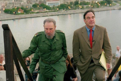 Fidel Castro y Oliver Stone, durante el rodaje de 'Looking for Fidel' en el 2012.-AP / ROSE SERRA