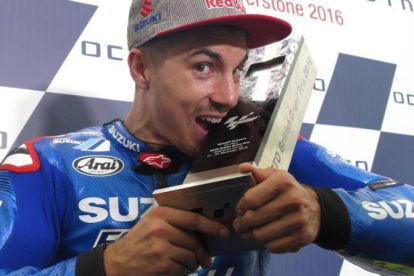 Maverick Viñales muerde el trofeo de Silverstone 'a lo Rafa Nadal'.-EMILIO PÉREZ DE ROZAS