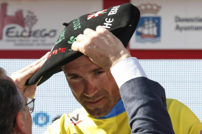Alejandro Valverde, con la 'txapela' como ganador de la Vuelta al País Vasco 2017.-EFE