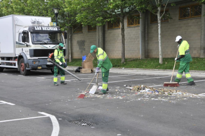 Imagen de la recogida de basuras en la capital soriana.-VALENTIN GUISANDE