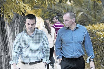 El primer ministro griego, Alexis Tsipras (izquierda), con Varoufakis.-Foto: EFE/ O. P.