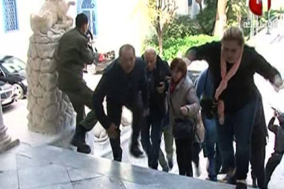 Turistas escapan de los terroristas en el ataque de Túnez.-Foto: AFP