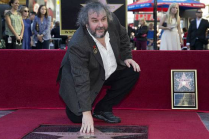 El director Peter Jackson junto a su estrella, en el paseo de la Fama de Los Ángeles.-Foto: REUTERS / MARIO ANZUONI