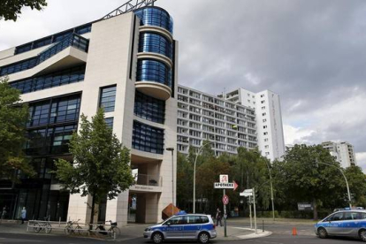 Dos coches de policía, aparcados ante el edificio del SPD, tras la evacuación.-Foto: REUTERS / AXEL SCHMIDT