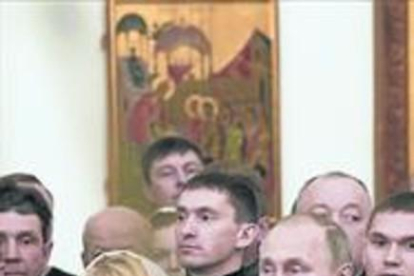 Vladímir Putin asiste a una misa de la Navidad ortodoxa, ayer en Moscú.-AP / MIJAIL KLIMENTYEV