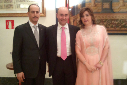 El alcalde de Ágreda, Jesús Manuel Alonso, posa con los embajadores de Jordania . / AYTO ÁGREDA-