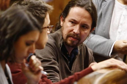 Irene Montero, Iñigo Errejón y Pablo Iglesias, discutiendo en sus escaños del Congreso el pasado 31 de enero.-AGUSTÍN CATALÁN