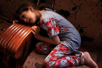La hermana de Mumin Abú Ayeda llora la muerte de su hermano de 15 años que falleció por disparos de soldados israelís durante una protestas en Gaza este jueves.-AFP / SAID KHATIB