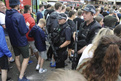 La policía controla los acceso al concierto de los Courteeners en Manchester.-RUI VIEIRA / AP
