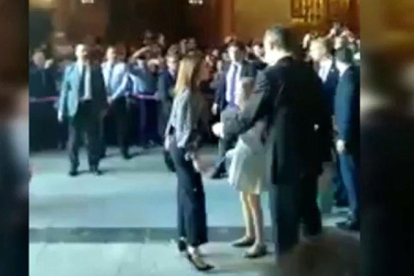 Aparece un nuevo vídeo que, desde otro ángulo, muestra la bronca entre reinas en la catedral del Palma.-EL PERIÓDICO