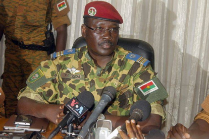 El Coronel Zida, nuevo jefe del Estado de Burkina Faso, en una comparecencia ante los medios, el sábado.-Foto: EFE / ETIENNE KAFANDO