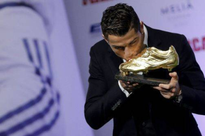 Cristiano Ronaldo, con su tercera Bota de Oro.-Foto: JOSÉ LUIS ROCA