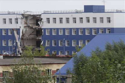 Vista general del cuartel tras derrumbarse anoche en la ciudad de Mosk, en el sur de Siberia (Rusia).-Foto: EFE