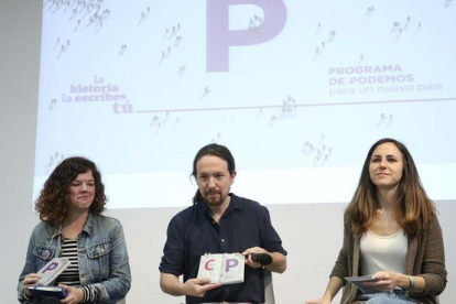 El secretario general de Podemos, Pablo Iglesias, y las diputadas moradas Ione Belarra y Sofía Castañón.-DAVID CASTRO