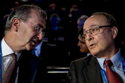El gobernador del Banco de Francia, François Villeroy, junto al del Banco de España, Luis María Linde.-Emilio Naranjo