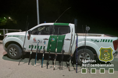 Cañas incautadas a los presuntos pescadores furtivos. APAMCYL