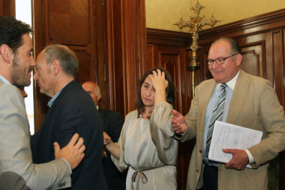 Último pleno de la legislatura, en el que su presidenta, Ana Asenjo (C), visiblemente emocionada, se despide de varios diputados.-Ical