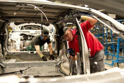 Trabajadores de Nissan de la planta de Sunderland.-AFP / OLI SCARFF