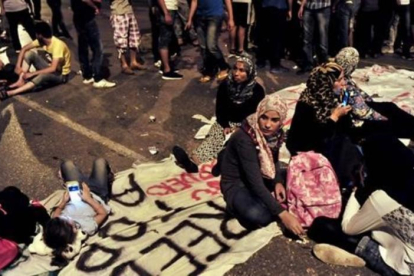 Un grupo de refugiados se concentra ante el consulado de Alemania en Salónica para pedir la apertura de fronteras y protestar contra las condiciones de vida en los campos de refugiados.-SAKIS MITROLIDIS / AFP