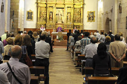 Celebración de una eucaristía dominical en la iglesia de San Francisco. / VALENTÍN GUISANDE-