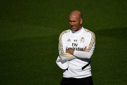 Zidane durante el entrenamiento de este viernes del Madrid antes del derbi ante el Atlético.-AFP