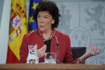 La portavoz del Gobierno, Isabel Celaá, durante la rueda de prensa posterior al Consejo de Ministros.-JOSE LUIS ROCA