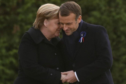 Merkel y Macron se abrazan tras descubrir una placa durante una ceremonia conmemorativa por el Armisticio, en Compiegne, Francia-PHILLIPPE WOJAZER