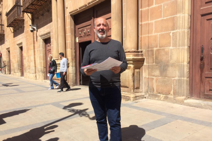 El candidato de IU a la capital, Enrique García, dando cuenta de la denuncia presentada contra la campaña del PSOE. M.H.
