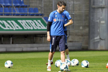 Antonio Tomás durante el entrenamiento de ayer miércoles en el que tuvo que retirarse. / VALENTÍN GUISANDE-