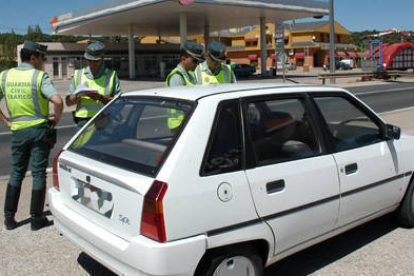 Agentes de Tráfico de la Guardia Civil en un control realizado en la provincia / VALENTÍN GUISANDE-
