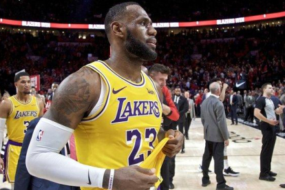 Lebron James con la camsita de los Lakers.-AP / CRAIG MITCHELLDYER