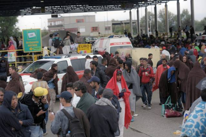 Los primeros refugiados han llegado en autobuses desde Hungría a Nickelsdorf, en la frontera de Austria.-EFE / HERBERT P. OCZERET