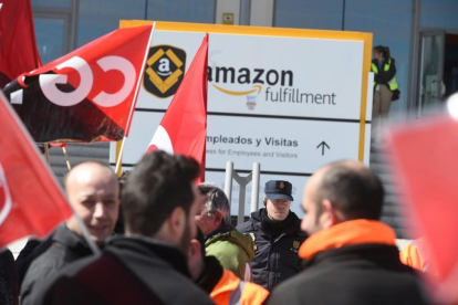 Los sindicatos cifran en el 95% el seguimiento por parte de los trabajadores del segundo y último día de huelga en el centro logístico de Amazon en San Fernando de Henares (Madrid).-FERNANDO VILLAR