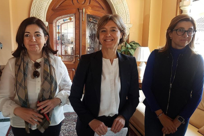 La cabeza de lista al Congreso por Burgos, Sandra Moneo, García Tejerina y la alcaldesa de Aranda, Raquel González.-- L. V.