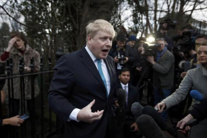 Boris Johnson hace declaraciones frente a su residencia.-REUTERS / PETER NICHOLLS