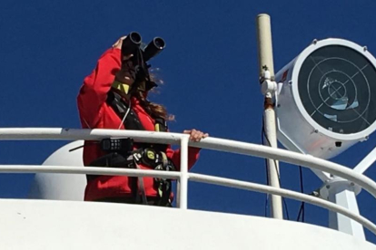 Labores de vigilancia en el 'Golfo Azzurro', la embarcación de rescate de inmigrantes de Open Arms, frente a la costa libia.-