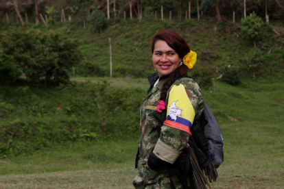 Una guerrillera de las FARC sonríe en el campamento del Bloque Alfonso Cano, en Cauca.-EFE / CHRISTIAN ESCOBAR MORA