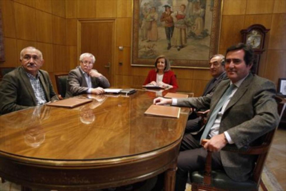 Los sindicalistas Álvarez y Fernández Toxo, la ministra Báñez, y los patronos Rosell y Garmendia, el 17 de octubre.-JUAN MANUEL PRATS