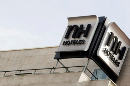 El logo del grupo NH Hoteles, visto desde la terraza de uno de sus hoteles en la ciudad de Madrid.-SERGIO PÉREZ (REUTERS)