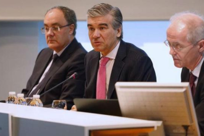 De izquierda a derecha, Tobías Martínez, Francisco Reynés y Antoni Brunet, director de Asuntos Públicos y Corporativos-