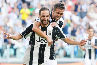 Pjanic abraza a Higuaín tras marcar el argentino de la Juventus al Sassuolo.-ALESSANDRO DI MARCO