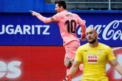 Messi celebra su primer gol ante el Eibar mientras Dmitrovic se muestra desolado.-EL PERIÓDICO