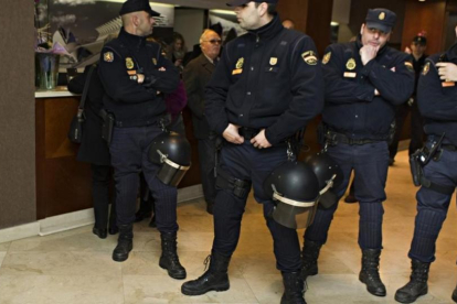 Policías Nacionales, durante una intervención en Valencia.-MIGUEL LORENZO