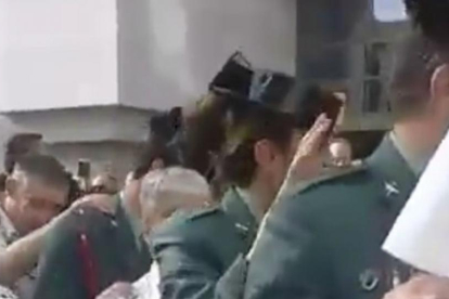 Captura de vídeo de la conga de guardias civiles, militares y curas en Lourdes, al son del 'Qué viva España'.-