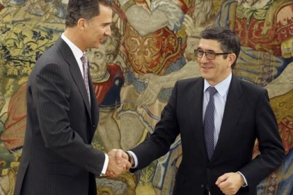 Felipe VI recibe a Patxi López en el palacio de la Zarzuela.-EFE/ POOL
