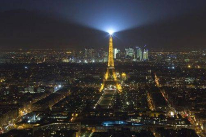 La Torre Eiffel iluminada, la noche del 24 de febrero.-Foto: REUTERS / GONZALO FUENTES