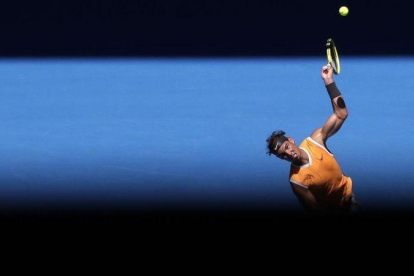 Rafael Nadal, sirviendo en Australia.-AP / AARON FAVILA