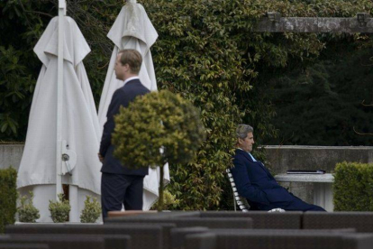 El secretario de Estado de EEUU, John Kerry (sentado), durante un receso en las negociaciones.-Foto: BRENDAN SMIALOWSKI / AFP